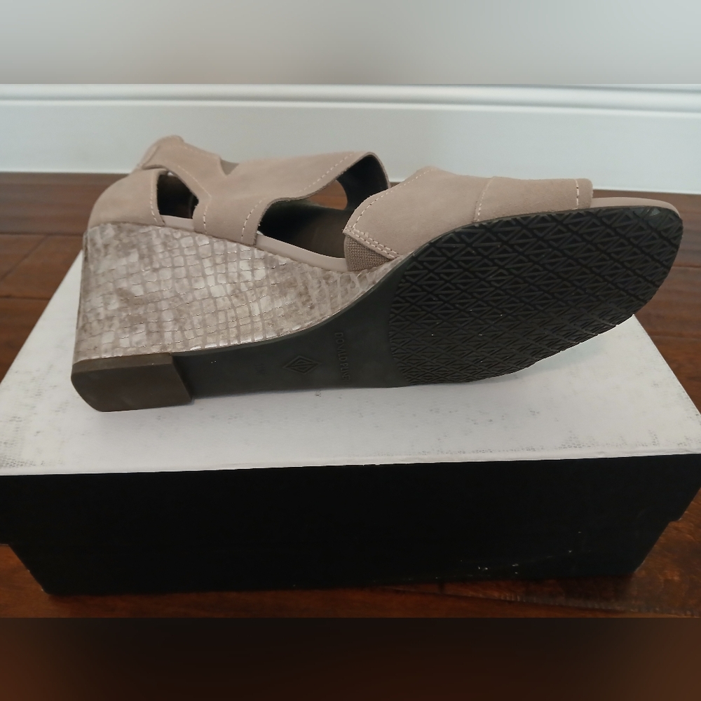 Donald Pliner Panya Suede Mushroom Grey Metallic Snakeskin Wedge Sandals Sz 11 - Picture 5 of 8